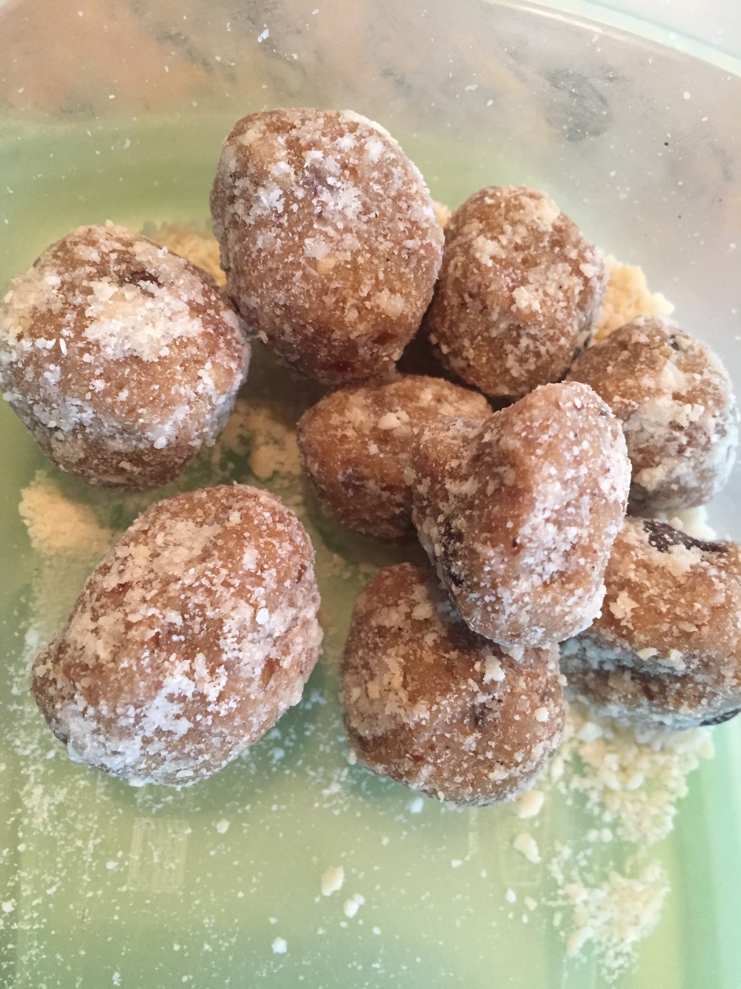 Energy balls make a great vegan beach food