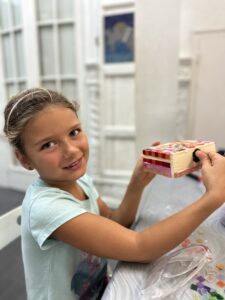 The kids' mosaic class in Barcelona is a perfect activity for your family's 4 days in Barcelona